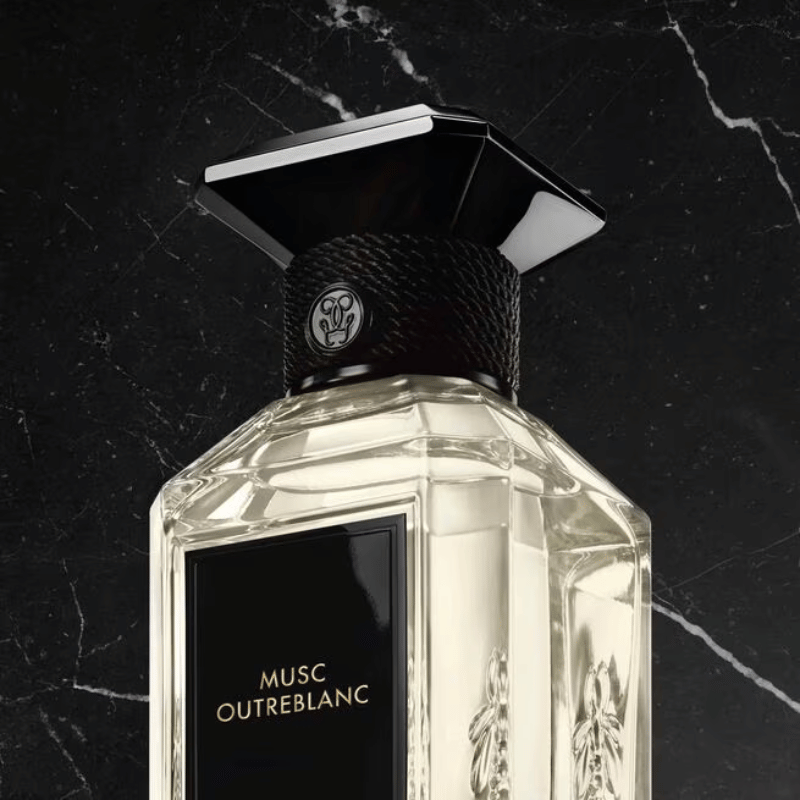 Chai nước hoa Guerlain Musc Outreblanc với nền trắng tinh khôi, tạo cảm giác tinh tế và sang trọng